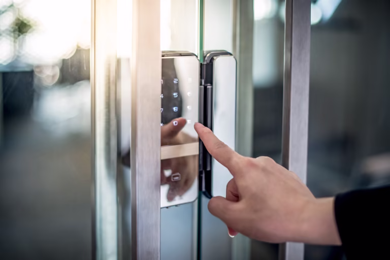 smart home - drzwi na zamek elektroniczny